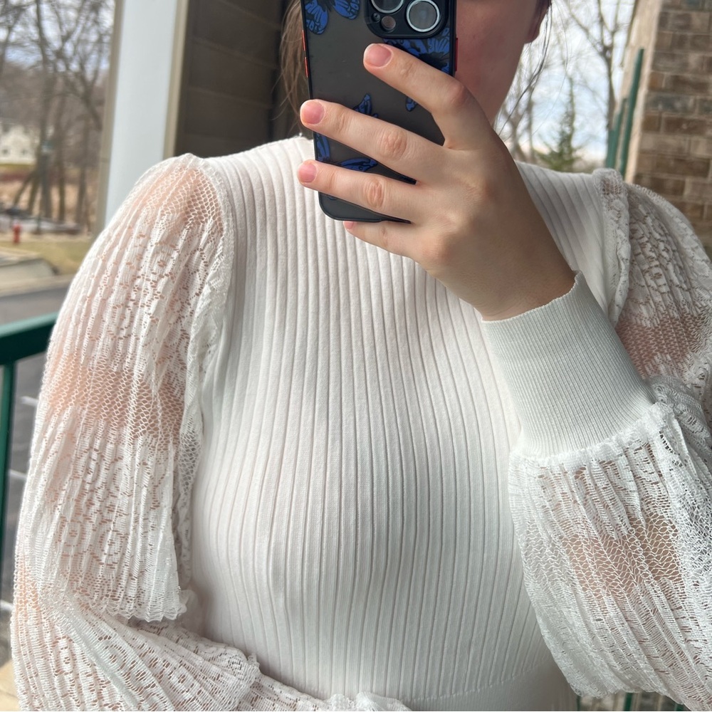 🆕 White Ribbed Knit Dress with Lace Sleeves - Picture 5 of 14